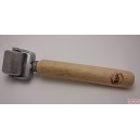 STP Roller Small kovový valček s drevenou rúčkou na tlmiace pláty